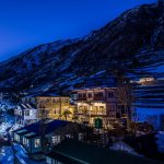 hotel-mountain-lake-honeymoon-destination